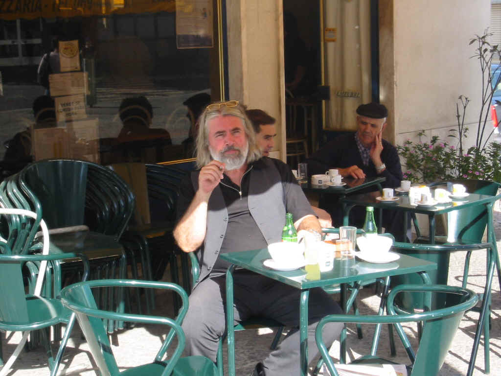 Axel und die Bar in Grandola.JPG (250073 Byte)